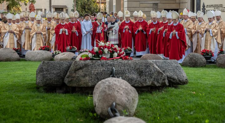 Biskupi zgromadzeni na Konferencji Episkopatu Polski nawiedzili Sanktuarium Bł. Ks. Jerzego Popiełuszki.